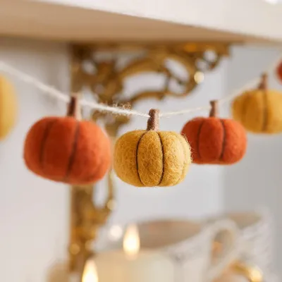 Imagen del producto de Guirnalda de 1,3 metros para Halloween con calabazas de fieltro - Decoración otoñal - Uso en interiores