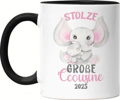 Produktbild von Stolze Große Cousine 2025 Tasse Schwarz Family Familien Zusammenhalt Geborgenheit Beschützerin Liebe Elefanten