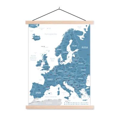 Produktbild von MuchoWow® Textilposter Detaillierte Karte von Europa 60x80 cm mit holzfarbenen Rahmen - Wandbild
