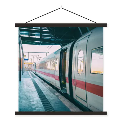 Produktbild von MuchoWow® Textilposter Schöner Zug auf dem Bahnsteig 90x90 cm mit schwarzem Rahmen - Magnetisches