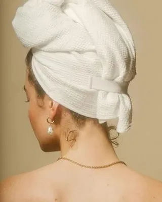 Produktbild von The Towel – spezielles, übergroßes Mikrofaser-Haartuch in Weiß für optimales Trocknen