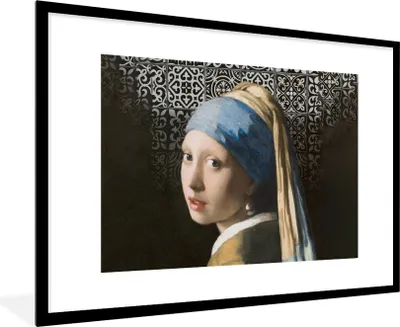 Produktbild von MuchoWow® Gerahmtes Poster Mädchen mit Perlenohrring - Schwarz und Weiß 90x60 cm - Poster mit Schwarzem Bilderrahmen Wandposter Rahmen Foto Bilder - Wanddekoration - Fotos