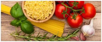 Produktbild von Wallario Premium Glasbild, freischwebende Optik, kräftige Farben, Größe 125 x 50 cm Motiv Spaghetti mit Tomaten, Knoblauch und Basilikum