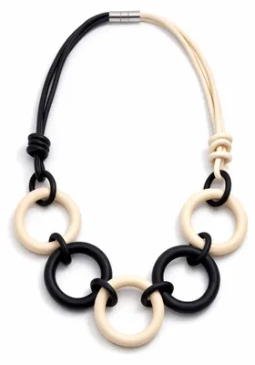 Image de Collier sans nickel, en caoutchouc, couleur crème, noir, design neutre et élégant, collection Cosmos