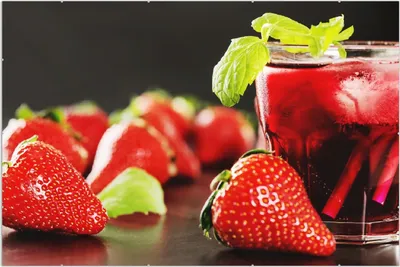 Produktbild von Wallario Wandbild Erdbeer-Mojito - Frische Erdbeeren, Größe: 61 x 91,5 cm, Poster mit rahmenlosen Bildhalter