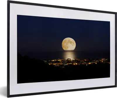 Produktbild von MuchoWow® Gerahmtes Poster Mond - Meer - Stadt 60x40 cm - Poster mit Schwarzem Bilderrahmen Wandposter Rahmen Foto Bilder - Schlafzimmer - Plakat in Rahmen - Drucken
