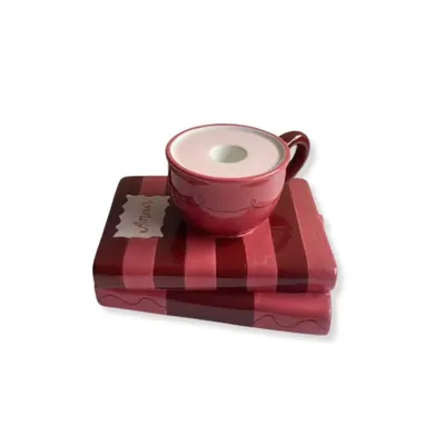 Imagen del producto de Soporte para velas Housevitamin – Taza sobre libros – Rojo/Rosa – 16,5 × 13,5 × 9,5 cm