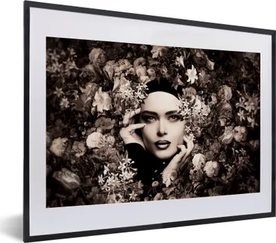 Produktbild von MuchoWow® Gerahmtes Poster Frau - Blumen - Botanisch - Natur 40x30 cm - Poster mit Schwarzem Bilderrahmen Wandposter Rahmen Foto Bilder - Bilderrahmen - Poster im Rahmen