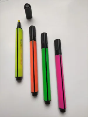 Produktbild von Textmarker triagonal mit schräger Spitze (4.0 mm), 4 Farben, im Etui