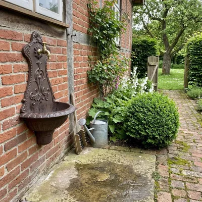 Produktbild von Wandbrunnen rustikal braun lackiert mit Messinghahn, Aluguss, H.65 cm