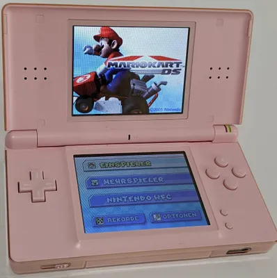 Produktbild von Nintendo NDSL Rosa Handheld-Spielekonsole, zwei LCD-Bildschirme, Touchfunktion, integriertes Mikrofon, Game Boy Advance Kompatibilität