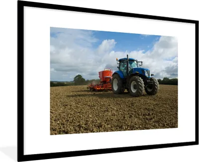 Produktbild von MuchoWow® Gerahmtes Poster Traktor - Blau - Landleben - Wolken 90x60 cm - Poster mit Schwarzem Bilderrahmen Wandposter Rahmen Foto Bilder - Wanddekoration - Fotos