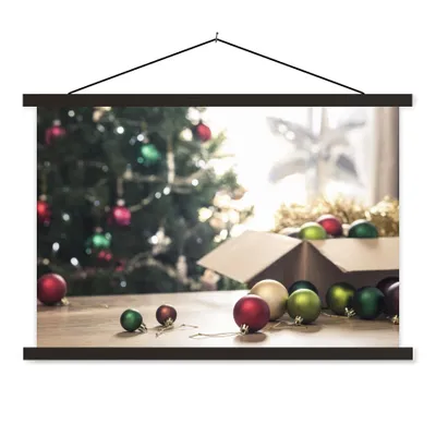 Produktbild von MuchoWow® Textilposter Der Weihnachtsschmuck mit einem Weihnachtsbaum im Hintergrund 90x60 cm mit schwarzem Rahmen - Aufhängungssatz