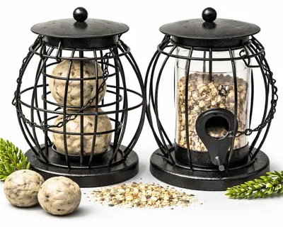 Produktbild von Set mit 2 Mini-Laternen-Vogelfutterhäuschen mit Eichhörnchenschutz – Meisenknödelhalter und Vogelfutterspender – Hammerschlagbraun