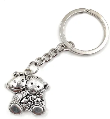 Produktbild von Onwomania Paar Teddy Liebe Partner Schlüsselanhänger Metall Glücksbringer in Alu Geschenkbox, ideal zum Verschenken