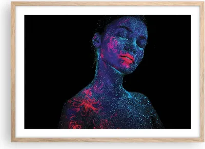 Produktbild von Gerahmtes Poster - Rahmen in heller Eiche - Frau Ultraviolett Glitzer - 70x50 cm - Wand Bild - Wanddeko - Wandbilder - Kunstposter - Wandposter - Bilderrahmen - Bilder - Kunstdruck - P2NAA70x50-4527