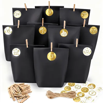 Productafbeelding van Adventskalender, zwart, om zelf te vullen. Bevat 24 papieren zakjes met gouden stickers en houten klemmetjes