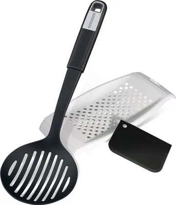 Produktbild von Fackelmann Spätzle-Set, Spätzlereibe mit Teigschaber, Spätzlehobel aus Kunststoff, Spätzlepresse mit Teigkarte, mit Abseihlöffel zum einfachen Servieren (Farbe: Weiß/Schwarz), Menge: 1 x 3er Set