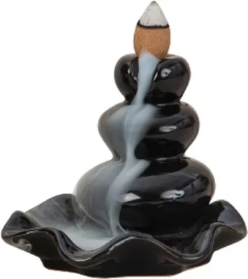 Eine dreistufige schwarze Keramik-Räucherkerzenhalter-Skulptur, die auf einem gewellten Sockel ruht

