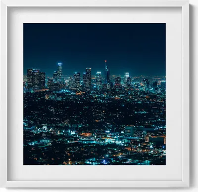 Produktbild von Große beleuchtete Stadtsilhouette bei Nacht– Wandbild mit Rahmen – Gerahmtes Bild  – Wanddekoration – 50x50 cm –  Weiß Rahmen