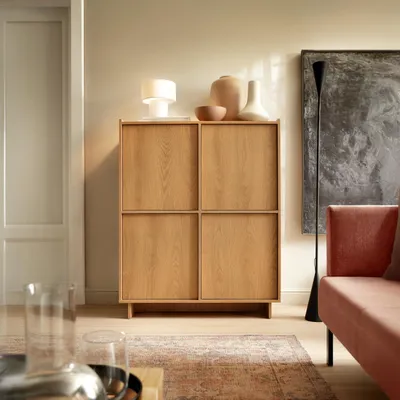 Zdjęcie produktu dla Minimalistyczna wysoka komoda Hinoki o wysokości 98 cm z 4 drzwiami – nowoczesna komoda drewniana w wykończeniu dębu karmelowego, komoda bez uchwytów do salonu