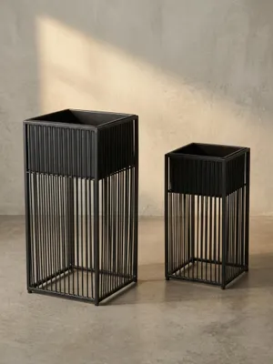Produktbild von Blumentopf 2er Set Metall Pflanzkübel Schwarz mit Gestell, Quadratisch. 25x25x50 cm | Kadima Design