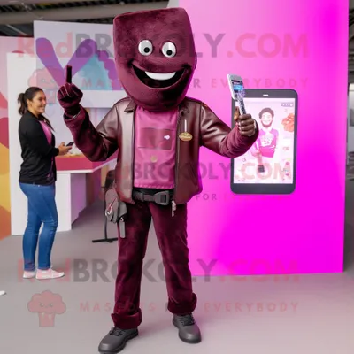 Produktbild von Magenta REDBROKOLY Chocolate Bar Maskottchen kostüm gekleidet in Röhrenjeans und Anstecknadeln