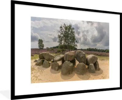 Produktbild von MuchoWow® Gerahmtes Poster Ein Hünenbett in der niederländischen Provinz Drenthe 90x60 cm - Poster mit Schwarzem Bilderrahmen Wandposter Rahmen Foto Bilder - Wanddekoration - Fotos