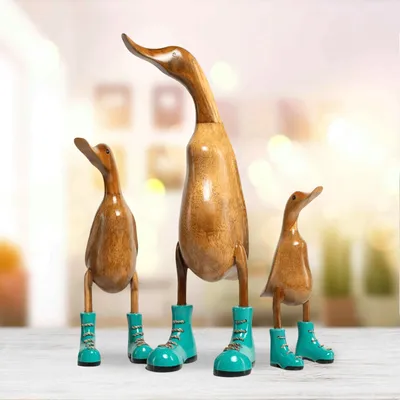 Produktbild von Handgefertigte Deko-Figur Ente mit türkisfarbenen Stiefeln aus Holz, ca 35cm