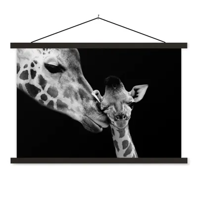 Produktbild von MuchoWow® Textilposter Tiere - Schwarz - Weiß - Giraffe - Porträt 120x80 cm mit schwarzem Rahmen - Wanddeko