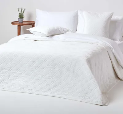 Produktbild von HOMESCAPES Cremefarbene, samtweiche Tagesdecke mit Diamantmuster, 200cm x 200cm