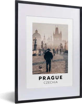 Produktbild von MuchoWow® Gerahmtes Poster Tschechische Republik - Prag - Hund 30x40 cm - Poster mit Schwarzem Bilderrahmen Wandposter Rahmen Foto Bilder - Wandposter Schlafzimmer