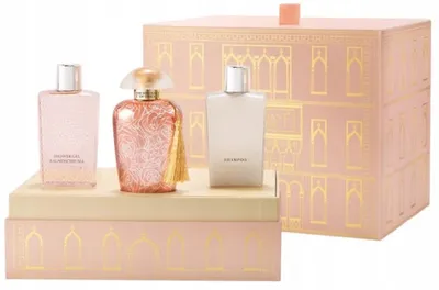 Imagen del producto de El conjunto "The Merchant Of Venice Coffret Rosa Moceniga 2021", para mujer, incluye: 80 ml de perfume, 80 ml de loción y 100 ml de gel de ducha. Las notas olfativas son: hoja de grosella negra, limón, rosa, loto, magnolias y rosa