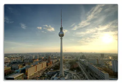 Produktbild von Wallario Frühstücksbrettchen aus Glas 20 x 30 cm mit rutschfesten Füßen, Motiv Fernsehturm Berlin mit Panoramablick über die Stadt