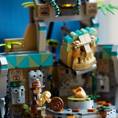 Zdjęcie produktu dla LEGO Indiana Jones Świątynia złotego posążka, Model do Złożenia dla Dorosłych, Zestaw Filmowy Poszukiwacze Zaginionej Arki z Interaktywnymi Funkcjami i Minifigurkami, Pomysł na Prezent, 77015