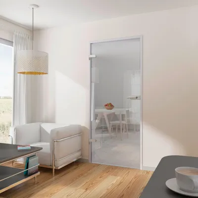 Zimmertür aus Klarglas in modernem Wohnraum