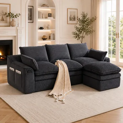 Immagine prodotto di Divano modulare a 3 posti, rivestito in tessuto effetto pelle, con poggiapiedi, cuscini, tasche laterali e imbottitura in schiuma a 3 strati e nucleo in piume (colore nero), Immagine generata dall'IA