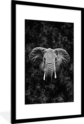 Produktbild von MuchoWow® Gerahmtes Poster Elefant zwischen Rauchwolken - schwarz und weiß 60x90 cm - Poster mit Schwarzem Bilderrahmen Wandposter Rahmen Foto Bilder - Dekoration - Wandposter Wohnzimmer - Hochwertig