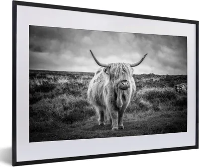Produktbild von MuchoWow® Gerahmtes Poster Schottischer Hochländer - Tiere - Wolken - Kuh - Natur 60x40 cm - Poster mit Schwarzem Bilderrahmen Wandposter Rahmen Foto Bilder - Schlafzimmer - Plakat in Rahmen - Drucken