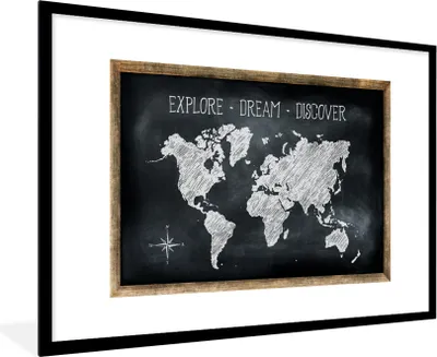 Produktbild von MuchoWow® MuchoWow® Gerahmtes Poster Weltkarte - Kreidetafel - Zitat 90x60 cm - Poster mit zchwarzem Bilderrahmen - Wanddekoration - Fotos