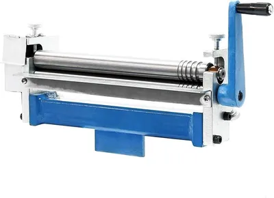 Zdjęcie produktu dla Maszyna do gięcia okrągłego z trzema rolkami, o wymiarach 410 x 150 x 200 mm, przeznaczona do obróbki elementów o maksymalnych wymiarach 250 mm i grubości 1,2 mm. Maszyna do gięcia okrągłego, przeznaczona do obróbki blach, wyposażona w korbę