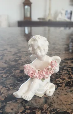Produktbild von Gi164 altweiß Engel sitzend mit Rosen Gilde