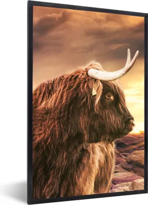 Produktbild von MuchoWow® Gerahmtes Poster Schottischer Hochländer - Sonne - Horizont - Kuh - Tiere 40x60 cm - Poster mit Schwarzem Bilderrahmen Wandposter Rahmen Foto Bilder - Papierdruck - Wandbilder