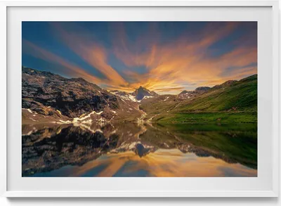 Produktbild von Bergsee und Sonnenuntergang– Wandbild mit Rahmen – Gerahmtes Bild  – Wanddekoration – 100x70 cm –  Weiß Rahmen