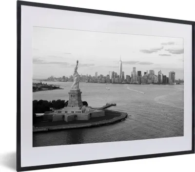Produktbild von MuchoWow® MuchoWow® Gerahmtes Poster New York - Freiheitsstatue - Schwarz - Weiß 40x30 cm - Poster mit zchwarzem Bilderrahmen - Bilderrahmen - Poster im Rahmen