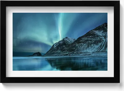 Produktbild von Polarlicht über Bergen und Wasser– Wandbild mit Rahmen – Gerahmtes Bild  – Wanddekoration – 30x20 cm –  Schwarz Rahmen