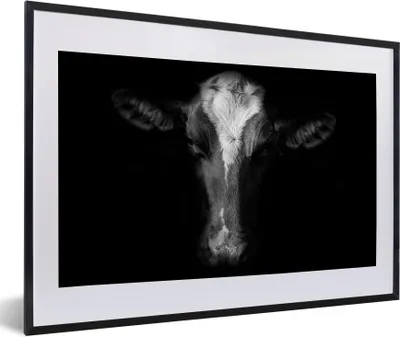 Produktbild von MuchoWow® Gerahmtes Poster Kuh - Tiere - Schwarz 60x40 cm - Poster mit Schwarzem Bilderrahmen Wandposter Rahmen Foto Bilder - Schlafzimmer - Plakat in Rahmen - Drucken