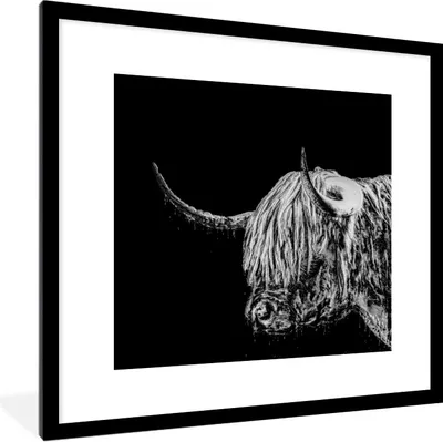 Produktbild von MuchoWow® Gerahmtes Poster Schottischer Highlander - Kuh - Schwarz - Weiß 40x40 cm - Poster mit Schwarzem Bilderrahmen Wandposter Rahmen Foto Bilder - Poster - Plakat im Rahmen