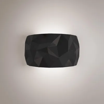 Produktbild von Schräge Wandleuchte aus schwarzer Keramik mit prismatischem Diffusor, integrierter dimmbarer LED-Technologie und wählbarer Lichttemperatur