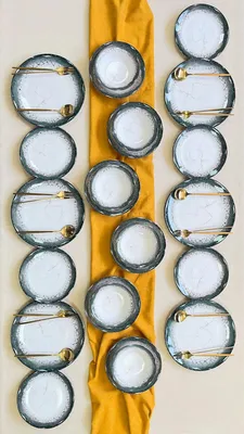 Produktbild von Hermia Concept, Hochwertiges 24-teiliges Geschirrset, 100% Keramik, Weiß und Anthrazit | 6 Servierplatten (26 cm), 6 Teller (22 cm), 6 Schalen (16 cm), 6 Dessertteller (20 cm) | Spülmaschinen- und mikrowellenfest.